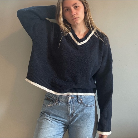 Abercrombie & Fitch Wedge V-neck Sweater - Picture 2 of 4